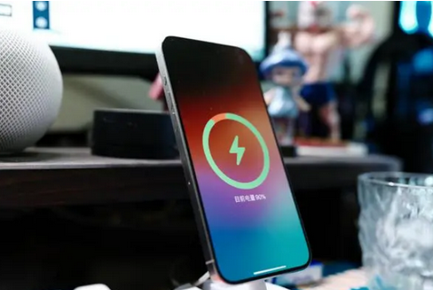 化州苹果15换屏服务分享用什么充电器给iPhone15充电更好 